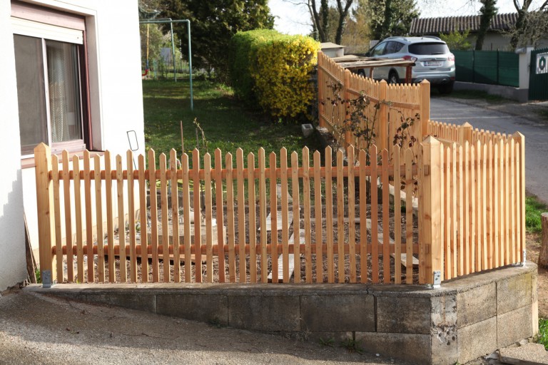 Lattenzaun aus Lärchenholz selber bauen Frau Holz
